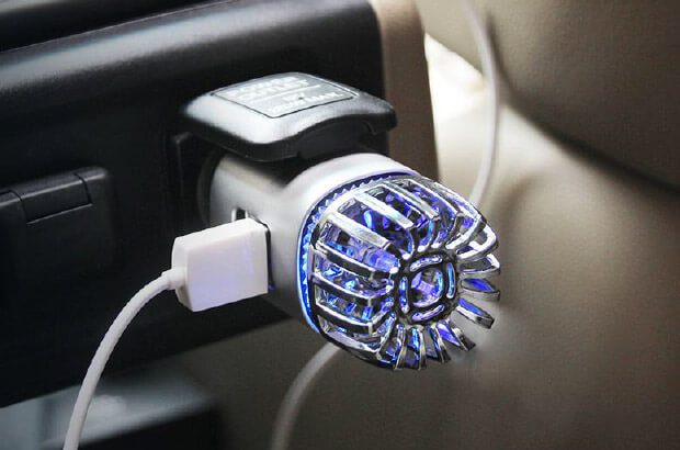 Два USB порта за зареждане на мобилни устройства