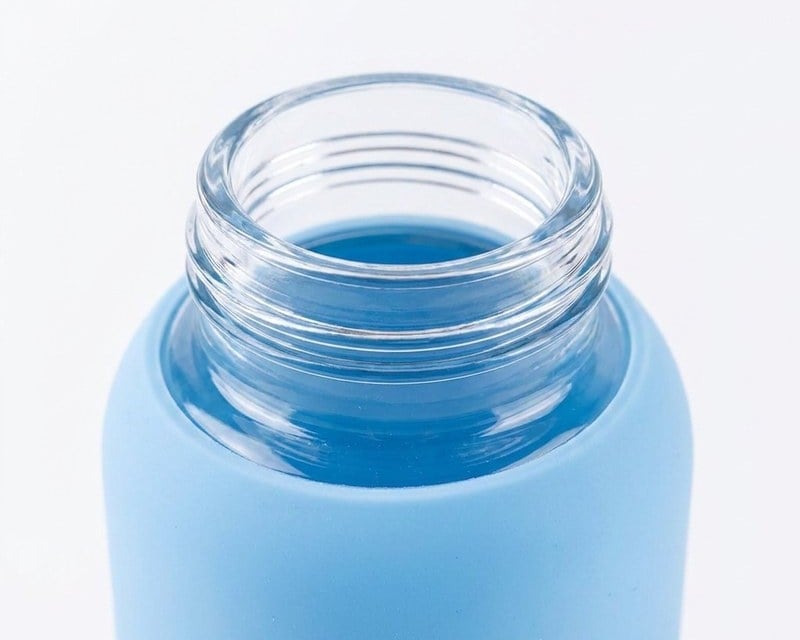 Широката гърловина на стъклената бутилка Hygea Water отблизо