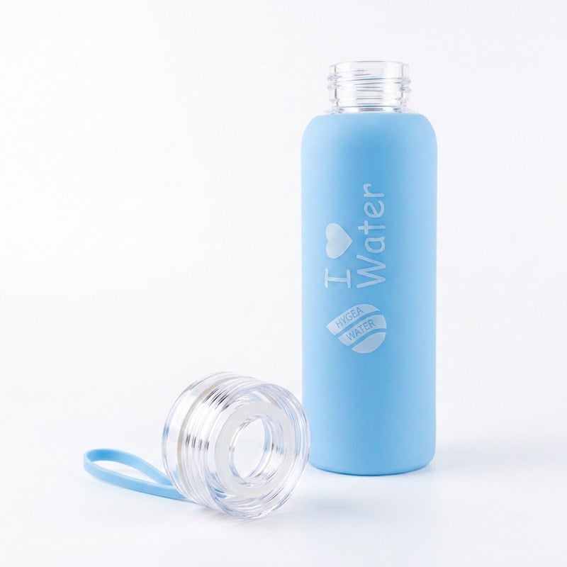Капачката на стъклената бутилка Hygea Water до отворената бутилка – силиконово уплътнение и дръжка