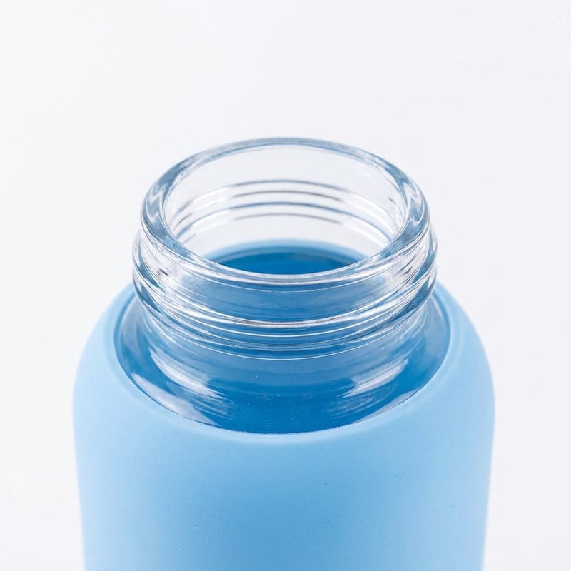 Отворената гърловина на стъклената бутилка Hygea Water отблизо – стената на боросиликатното стъкло и резбата